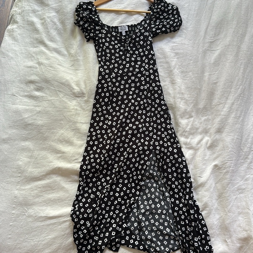 & Other Stories Flowy Black and White Puff Sleeve Midi Dress